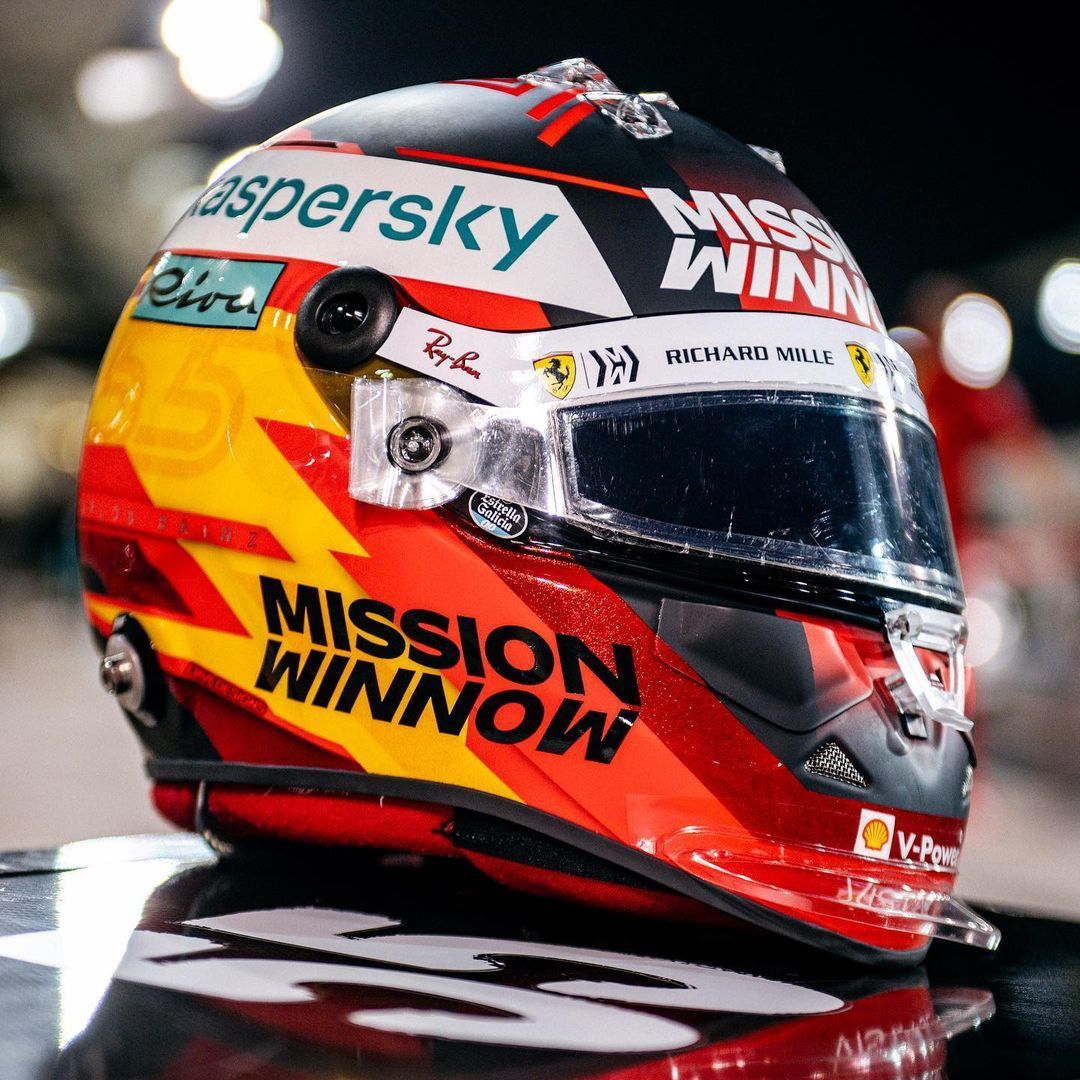 Helmy pilotů F1 2021: Carlos Sainz junior