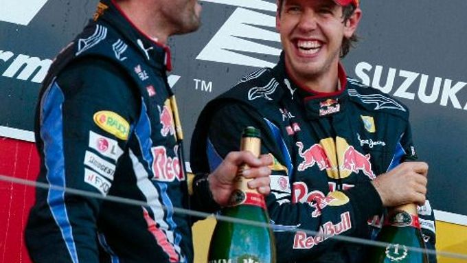 Mark Webber (vlevo) a Sebastian Vettel