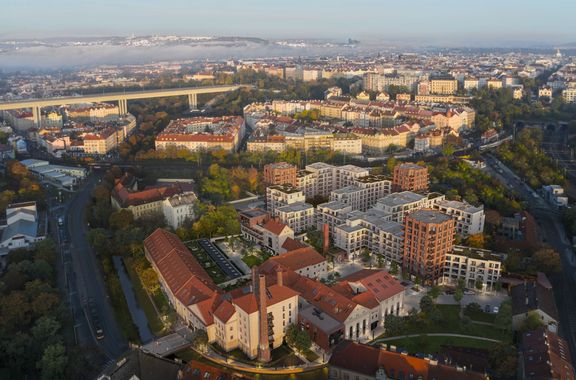 Ptačí pohled na revitalizovaný areál Nuselského pivovaru ve směru na
severozápad.