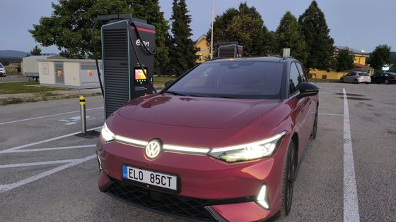 Jedna karta za všechny. Vyzkoušeli jsme, jak funguje v cizině dobíjení přes roaming