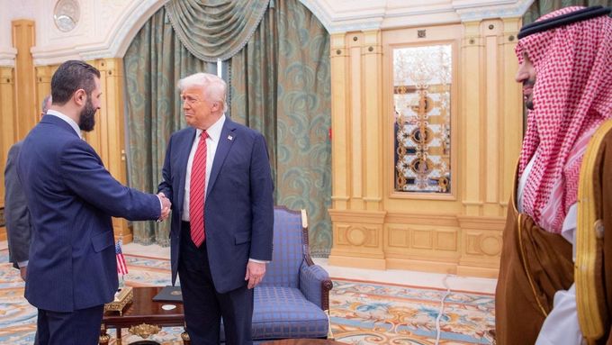 Americký prezident Donald Trump se setkal se syrským prezidentem Ahmedem Šárou v Rijádu v Saúdské Arábii.