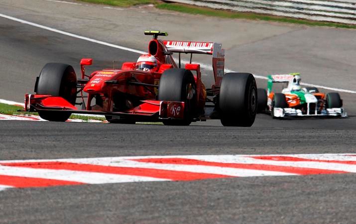 Kimi Räikkönen s Ferrari vítězí ve Velké ceně Belgie.