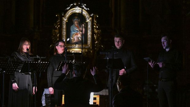 Koncert v kostele při svíčkách. Velikonoční festival uvedl první z temných hodinek