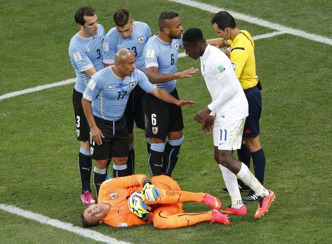 MS 2014, Anglie - Uruguay: Danny Welbeck (11) - Fernando Muslera