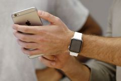 Zahoďte mobil. Apple prý představí hodinky, které se připojí přímo na mobilní síť