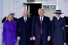 Ve Washingtonu v mrazu vrcholí předání moci. Biden přivítal Trumpa v Bílém domě