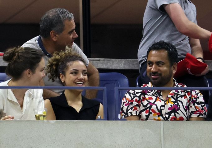 Gymnastka Laurie Hernandezová and herec Kal Penn.