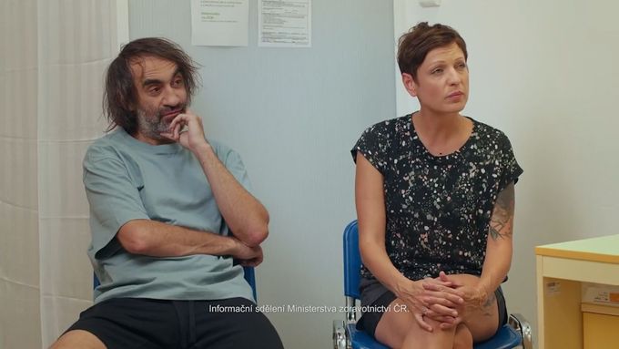 Další televizní spot v rámci očkovací kampaně s Jakubem Kohákem a Adélou Elbel.