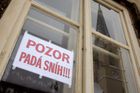 Led padající ze střechy domu v Mariánských Lázních zasáhl chodkyni, způsobil jí tržnou ránu na hlavě