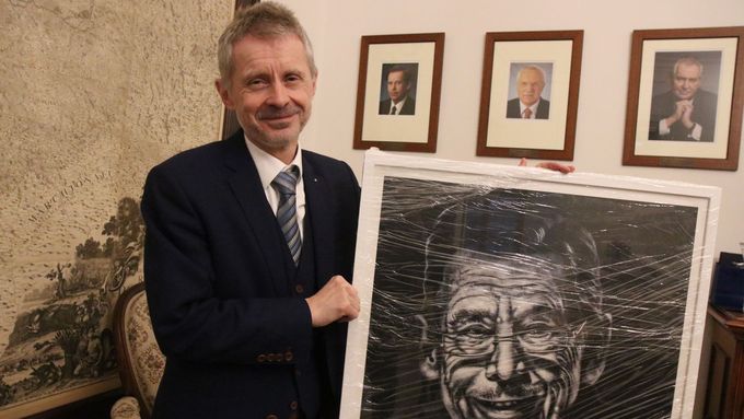 Předseda Senátu Miloš Vystrčil při rozhovoru pro Aktuálně.cz v prosinci 2021 ukazuje obraz Václava Havla, který bude mít v pracovně.