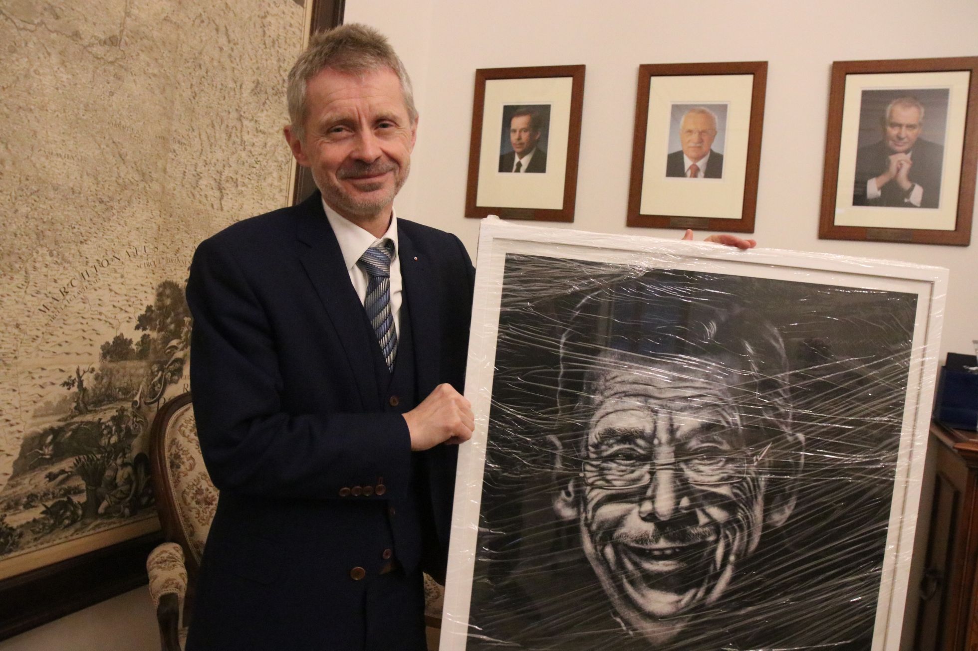 Předseda Senátu Miloš Vystrčil v době rozhovoru pro Aktuálně.cz v prosinci 2021 ukazuje obraz Václava Havla, který bude mít v pracovně.