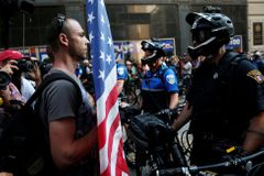 Protest proti Trumpovi je téměř nemožný, policie demonstranty okamžitě obklíčí. Bojuje i s větrem