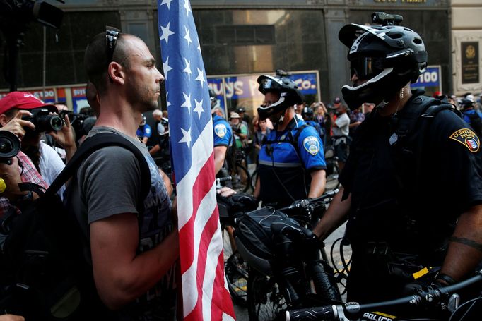 Na jednoho demonstranta hned několik policistů a několik fotoreportérů, tak vypadá běžně situace v Clevelandu během republikánského sjezdu.