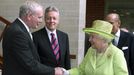 Jeden z vrcholů návštěvy - panovnice si ve středu v belfastském divadle potřásla rukou s někdejším velitelem Irské republikánské armády (IRA) Martinem McGuinnessem.