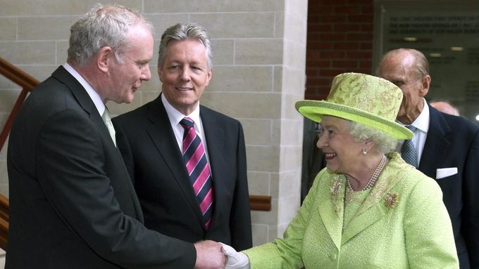 Symbol smíření - Alžběta II. si třese rukou s bývalým velitelem IRA.