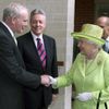 Symbol smíření - Alžběta II. si třese rukou s bývalým velitelem IRA