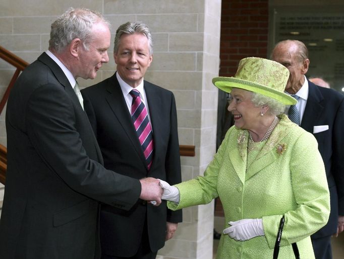 Jeden z vrcholů návštěvy - panovnice si ve středu v belfastském divadle potřásla rukou s někdejším velitelem Irské republikánské armády (IRA) Martinem McGuinnessem.