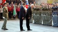 Přišel prezident Václav Klaus v doprovodu ministra obrany Šedivého a společně vykonali přehlídku čestné stráže.