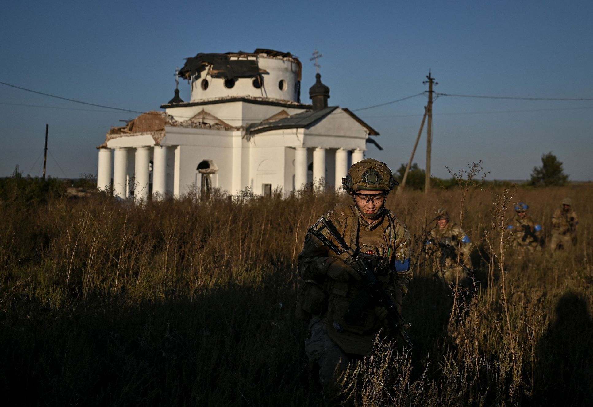 Vojácí ukrajinské 3.samostatné útočné brigády na pozicích u zničeného kostela nedaleko Bachmutu.