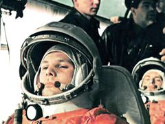 Jurij Gagarin a German Titov na cestě k Vostoku 1. Titov byl náhradním pilotem, do vesmíru nakonec letěl. Krátce pod deváté hodině ráno, 12. dubna 1961 se Gagarin odlepil od Země a stoupal do vesmíru.