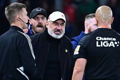 Strhující válka v derby. Spartě sudí odpustili červenou kartu, body se dělí