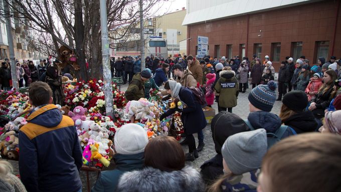 Truchlení za oběti v Kemerovu.