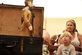 převzal kufr s loutkami po svém otci a pokračuje v tradici dětských představení.