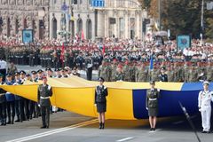 Kyjevem prošli vojáci a tanky. Ukrajina si přehlídkou připomněla 30 let nezávislosti