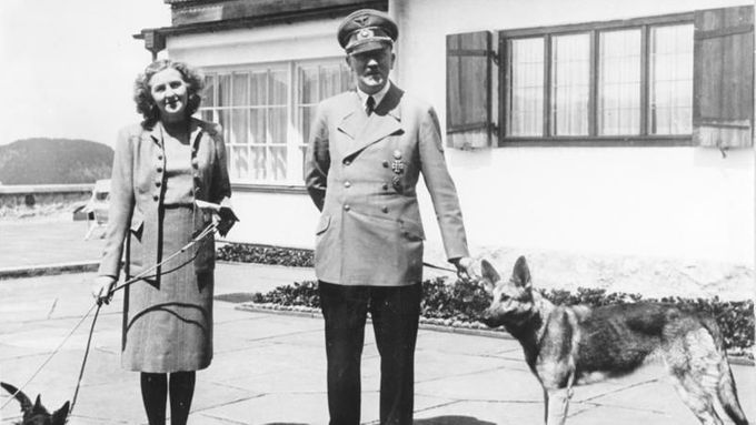 Adolf Hitler a Eva Braunová nedaleko Berghofu v Bavorsku.