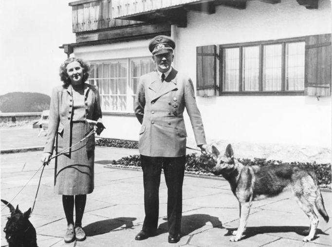 Adolf Hitler a Eva Braunová nedaleko Berghofu v Bavorsku.