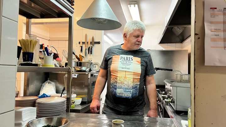 Práce tu zachraňuje život. V pražské restauraci zaměstnávají bývalé vězně a narkomany