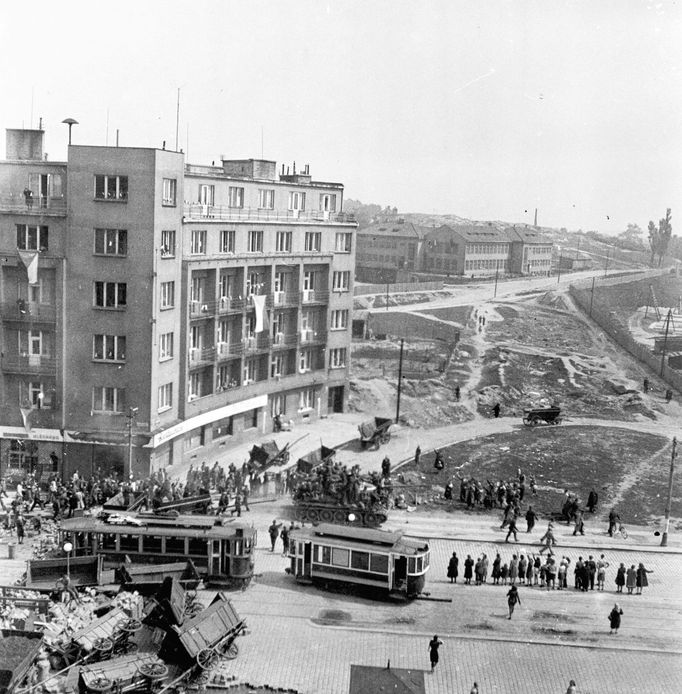 Barikáda na Basilejském náměstí v květnu 1945.