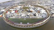 Expo 2025 v Ósace: pohled z výšky odhaluje rozsáhlý areál na ostrově Jumešima, kde návštěvníci proudí mezi pavilony, interaktivními instalacemi a ikonickým Grand Ringem, největší dřevěnou stavbou světa.