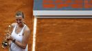 Tenis, Petra Kvitová s trofejí pro vítězku turnaje v Madridu.