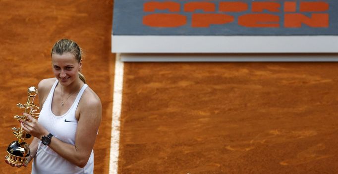 Tenis, Petra Kvitová s trofejí pro vítězku turnaje v Madridu.