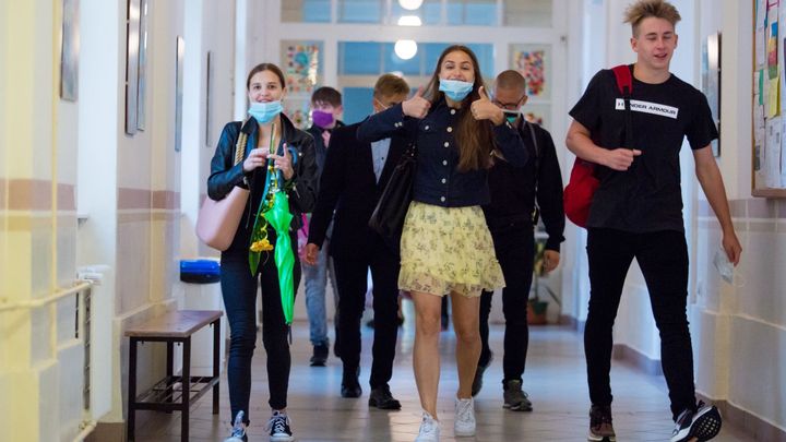 Výuka na dálku školám vadí a hrozí soudem. Obávají se, že znalosti studentů upadnou