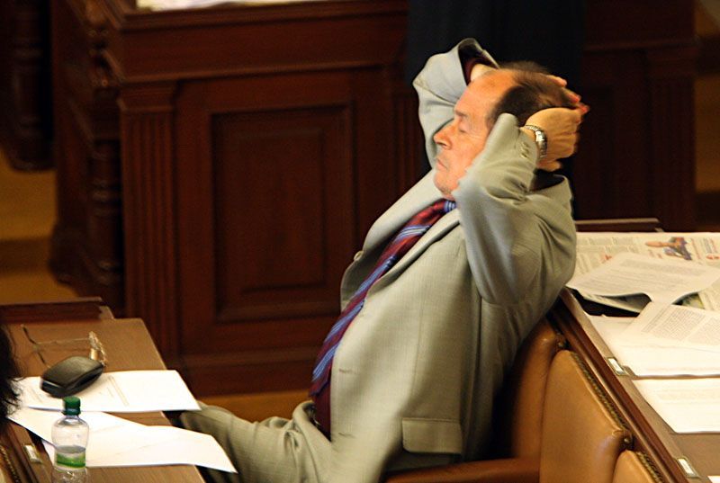 Ačkoliv sněmovna jedná, většinu zákonodárců zajímá Ústavní soud