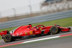 První tréninky v Sáchiru ovládlo Ferrari, nejrychlejší byl Räikkönen