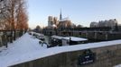 View of snow-covered banks along the River Seine near Notre Dame Cathedral in Paris March 13, 2013 as winter weather with snow and freezing temperatures returns to northern France. REUTERS/Jacky Naegelen (FRANCE - Tags: ENVIRONMENT CITYSCAPE) Published: Bře. 13, 2013, 8:46 dop.