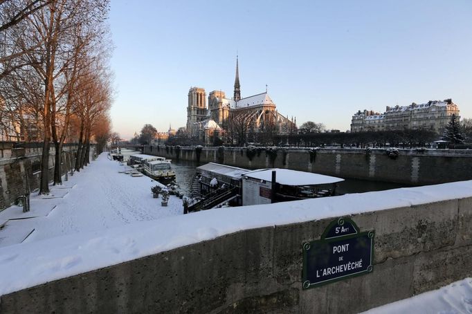 View of snow-covered banks along the River Seine near Notre Dame Cathedral in Paris March 13, 2013 as winter weather with snow and freezing temperatures returns to northern France. REUTERS/Jacky Naegelen (FRANCE - Tags: ENVIRONMENT CITYSCAPE) Published: Bře. 13, 2013, 8:46 dop.