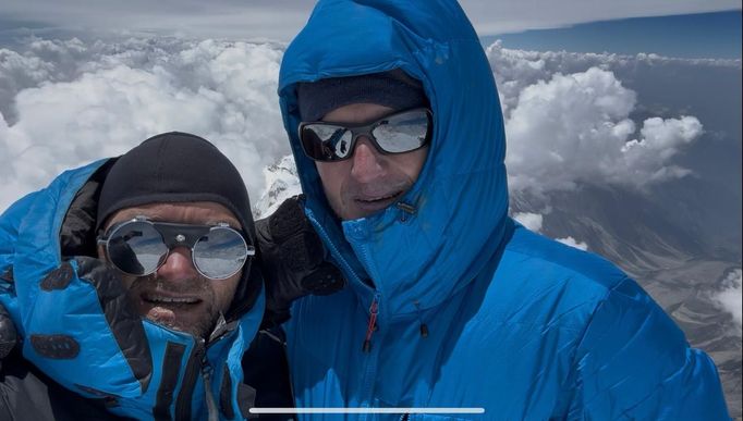 Marek Novotný a Ondřej Hlásný na vrcholu Nanga Parbat