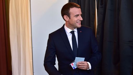 Emmanuel Macron během druhého kola parlamentních voleb ve Francii.