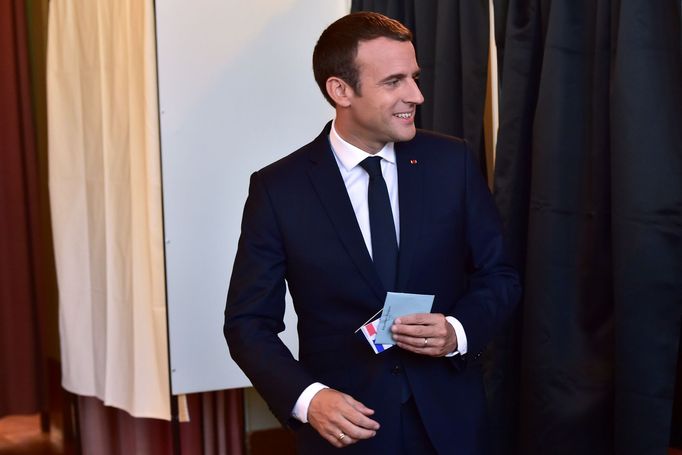 Emmanuel Macron během druhého kola parlamentních voleb ve Francii.