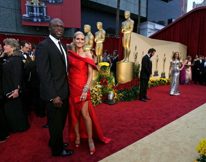 Zpěvák Seal a jeho žena, modelka Heidi Klum, na červeném oscarovém koberci