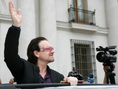 Bono, jeden ze 191 kandidátů Nobelovu cenu za mír, před setkáním s prezidentem Chile, kde U2 právě vystupovali. Tam je také zastihla zpráva, že dostali cenu Amnesty International...