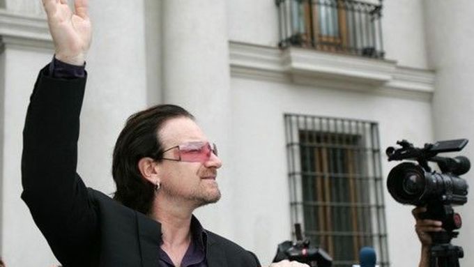 Bono, jeden ze 191 kandidátů Nobelovu cenu za mír, před setkáním s prezidentem Chile, kde U2 právě vystupovali. Tam je také zastihla zpráva, že dostali cenu Amnesty International...