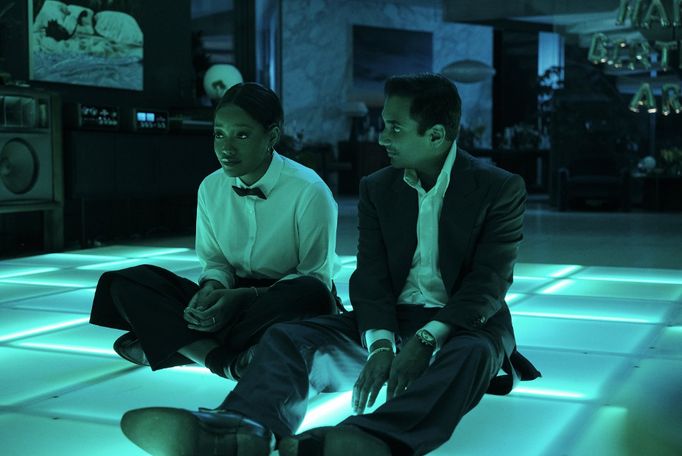 Aziz Ansari jako Arij a Keke Palmerová ve filmu Boží úlet.