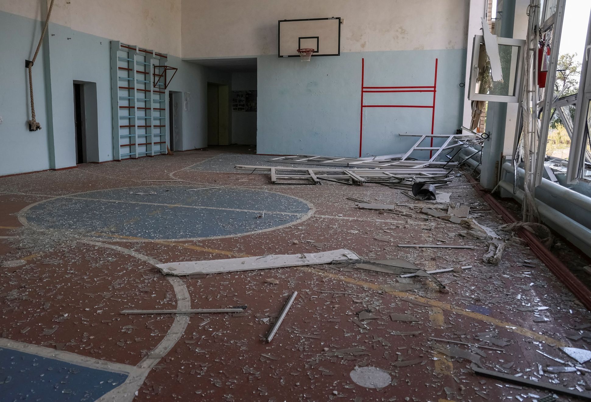 Škola zničená ruským bombardováním v ukrajinském Huljapolje v Záporožské oblasti.