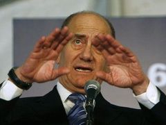 Pod premiérem Ehudem Olmertem se kýve křeslo.
