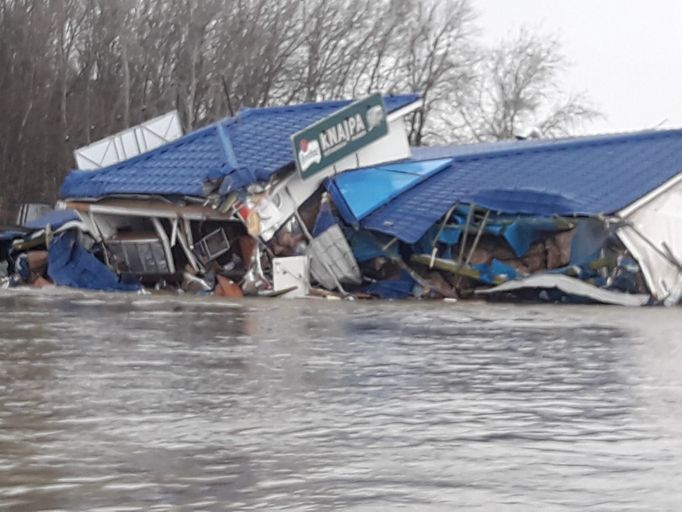 V Bratislavě se dnes dopoledne na Dunaji utrhl ponton se známou restaurací Knajpa. (25. prosince 2018)